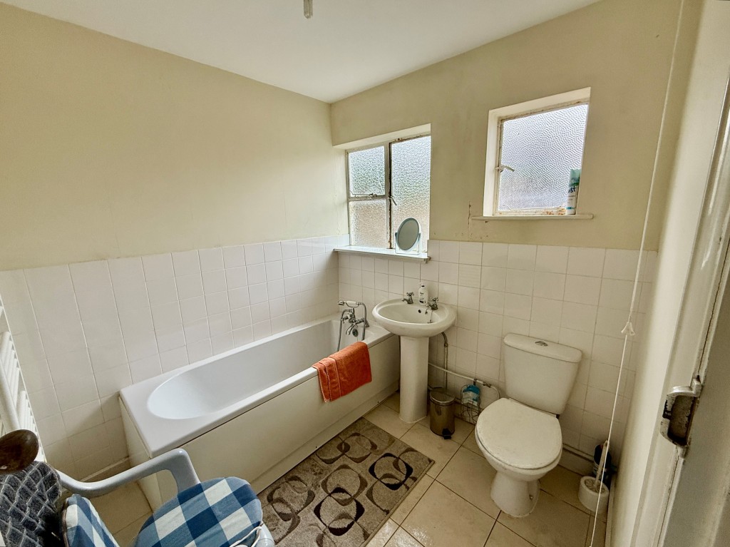 Lot: 46 - DETACHED BUNGALOW FOR REFURBISHMENT ON GOOD SIZE PLOT - Bathroom with W.C.